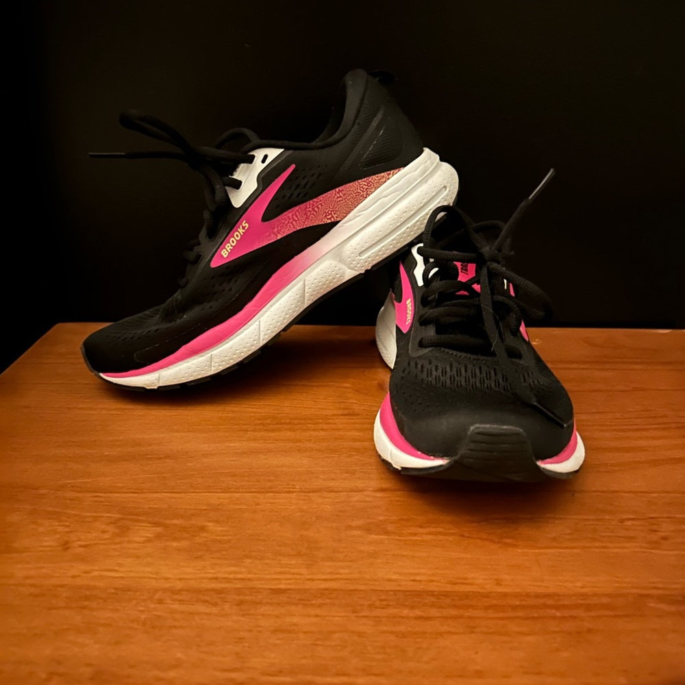 Brooks Women's Black and Pink Athletic Shoes